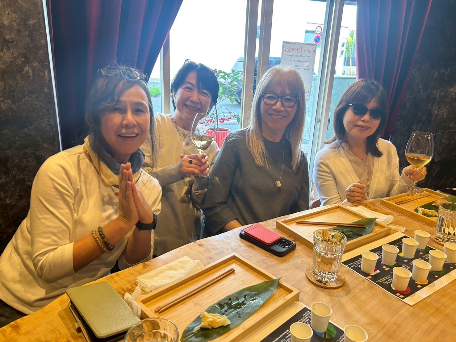 食卓を囲み、笑顔でひとときを楽しむお客様