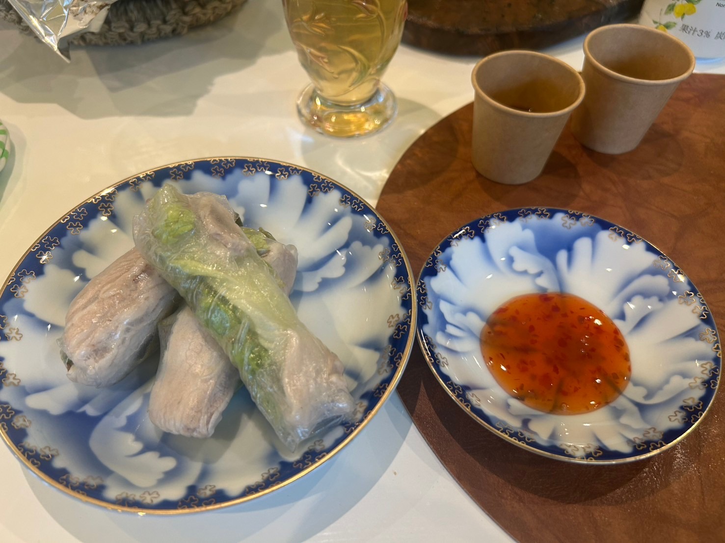 青い器に盛り付けたベトナム料理の生春巻き