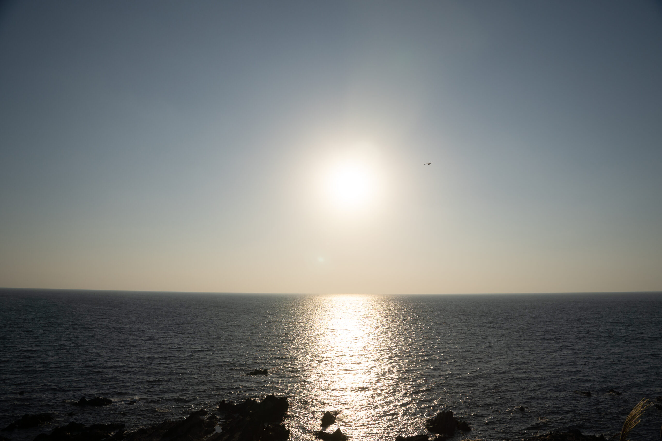 海と空を照らす光