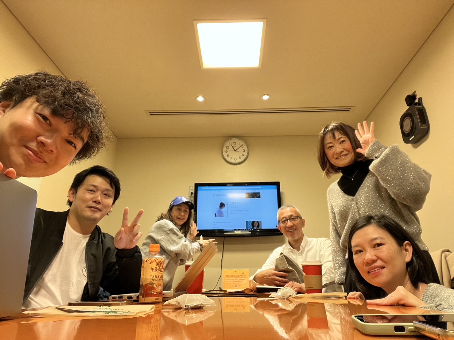 テーブルを囲んで集まるVision Kitchenのメンバー6人