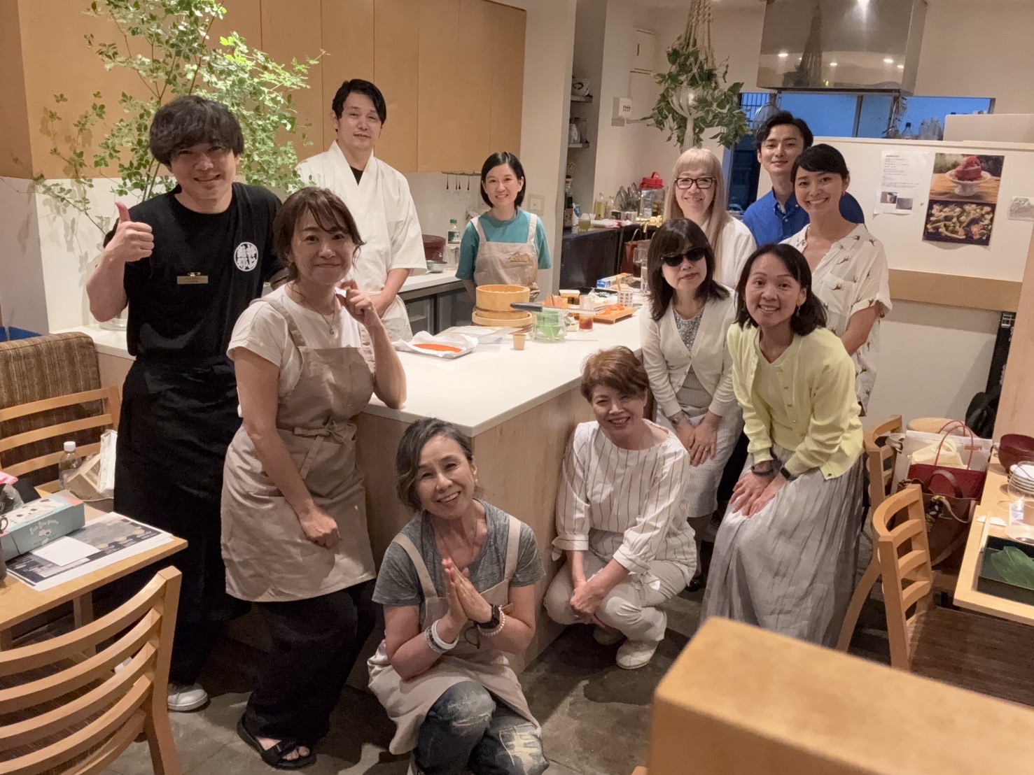 ケータリング会場のキッチンで集まる参加者とVision Kitchenのスタッフ